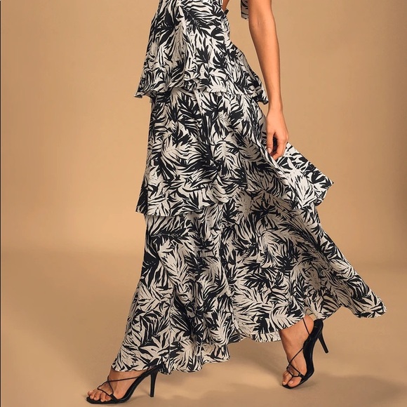 Seaside Resort Halter Maxi Dress - Picture 5 of 16